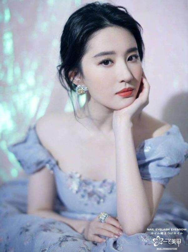秒變高顏值的小秘訣就是考驗?zāi)銜粫瘖y，有木有？