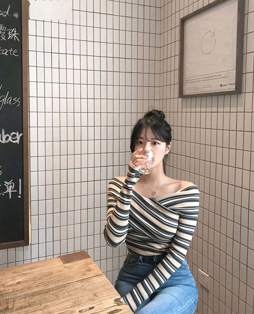 露肩毛衣+直筒褲+裙子的穿衣搭配，美炸了！