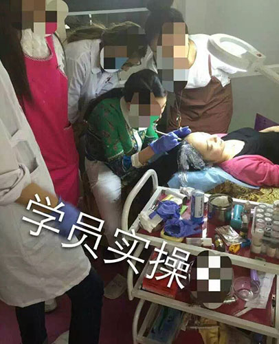 學(xué)員實操練習(xí)發(fā)際線技術(shù)中