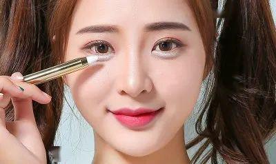 五官扁平，眼睛小，鼻子塌的女生怎么打扮才好看？