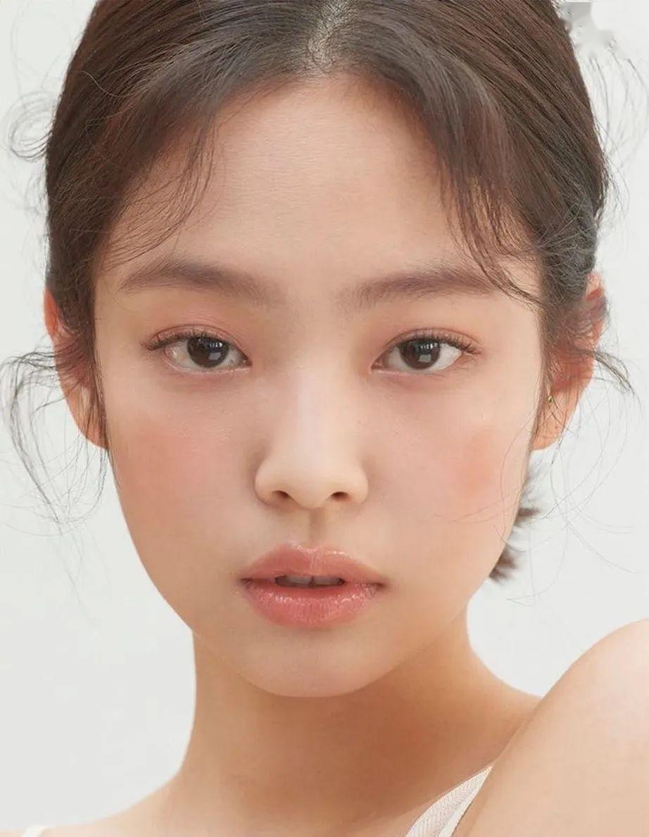 五官扁平，眼睛小，鼻子塌的女生怎么打扮才好看？