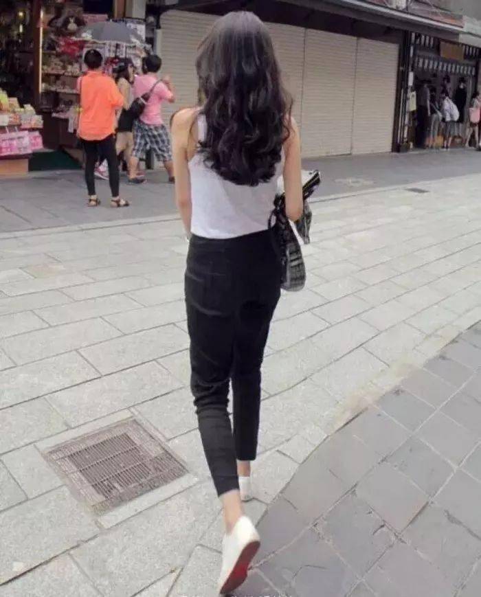 天熱了換個什么發型呢？顯臉小的！