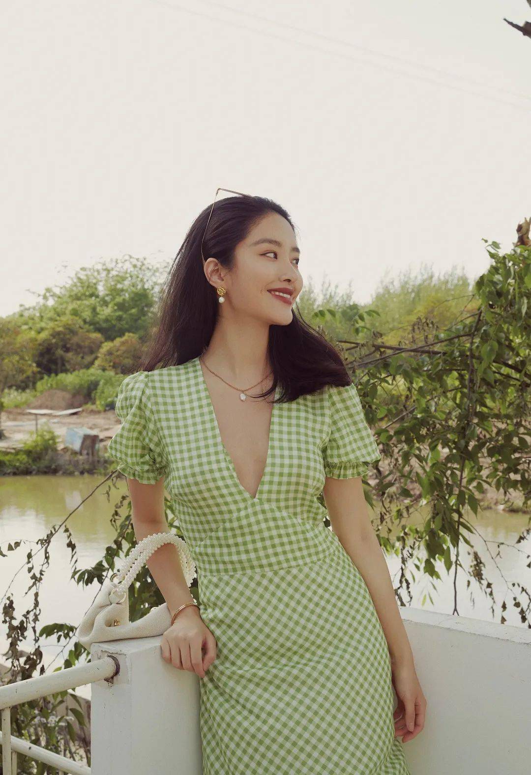 50%純純少女感 + 50%撩人小性感的 “ 純欲風 ” 穿搭也太好看了吧！