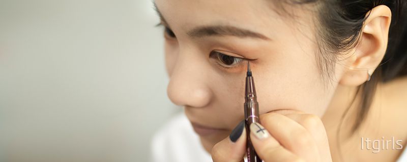 腫眼泡怎么緩解眼妝問題 使眼睛看上去更神