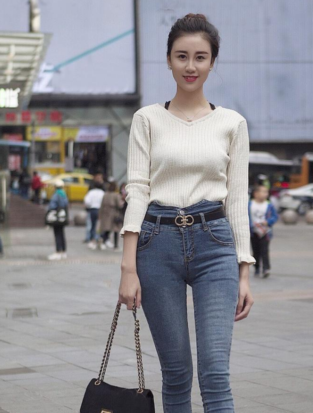  氣質(zhì)女生的初秋牛仔褲穿搭，休閑利落還顯身材，值得借鑒