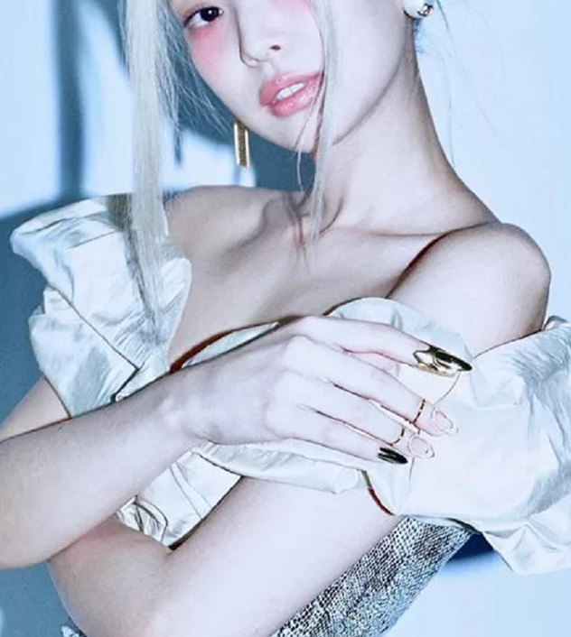  現在很多人不做美甲了！都戴上孟美岐同款金屬指甲，摘戴超方便